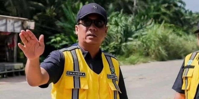 Kendaraan dan alat berat di lokasi pembangunan jalan di Padang Lawas Utara