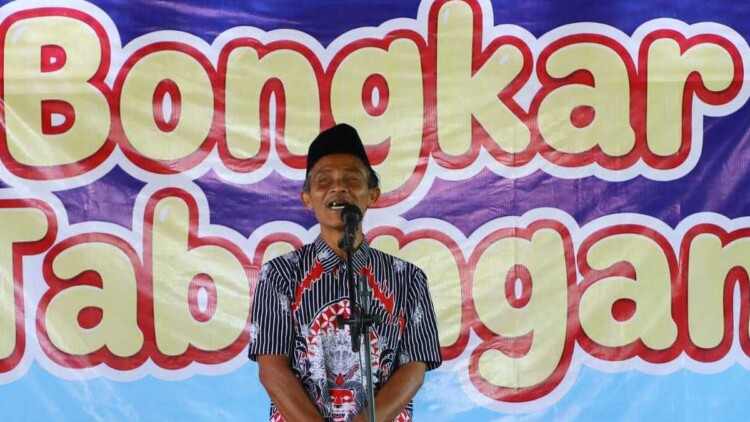 Anak-anak membawa kotak tabungan di Rumah Baca Bringinan saat bongkar tabungan 9 Juli 2026