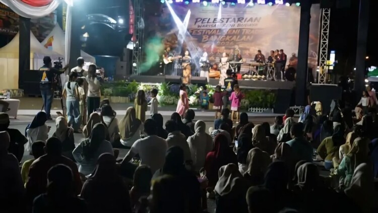 Pertunjukan seni tradisi di depan Pendopo Agung Bangkalan saat Festival Seni Tradisi 24 Juli 2026