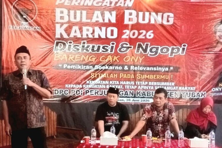 Peserta diskusi Pemikiran Soekarno oleh DPC PDI Perjuangan Tuban di halaman kantor DPC