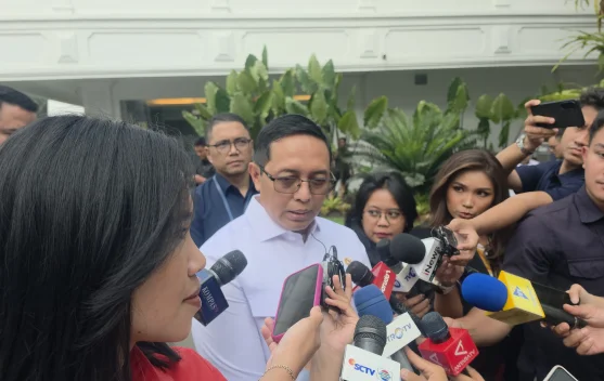 Presiden Prabowo memimpin rapat terbatas Koperasi Desa Merah-Putih di Istana Jakarta