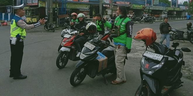 Kanit Kamsel dan personel Sat Lantas memberikan penyuluhan pada pengendara ojek online di Jalan Sutomo