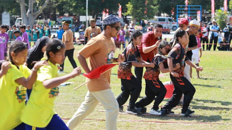 Anak-anak bermain permainan tradisional di Taman Blambangan Banyuwangi