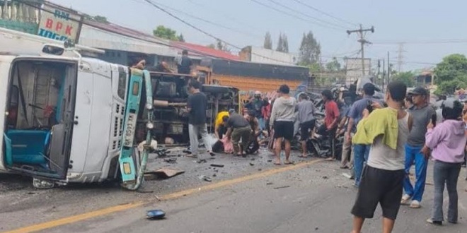 Kondisi kendaraan ringsek dan truk terguling setelah kecelakaan beruntun di Jalan Jamin Ginting