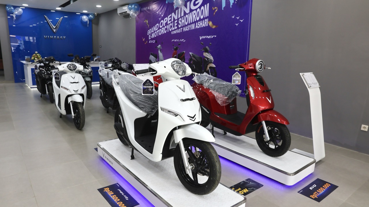 Deretan motor listrik VinFast yang dipajang di dealer resmi baru