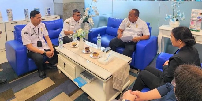 Petugas Bapenda Medan mengimbau wajib pajak di objek strategis