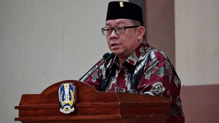 Ilustrasi pengemudi ojek online dan logo aplikasi transportasi
