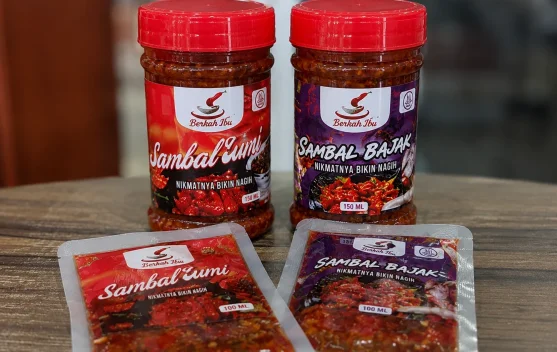 Bungkusan sambal tradisional Berkah Ibu dalam sachet dan botol