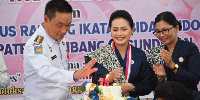 Bupati dan pengurus IBI Humbahas dalam peringatan HUT IBI ke-75 di Aula Hutamas
