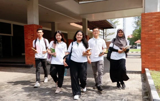 Mahasiswa program TELADAN menerima beasiswa dan pelatihan kepemimpinan