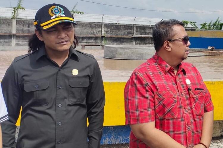 Pipa pembuangan limbah diduga ditanam di hutan mangrove Desa Sedayulawas