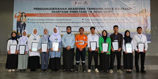 Penyerahan Beasiswa Martabe Prestasi di Sopo Daganak, Batang Toru