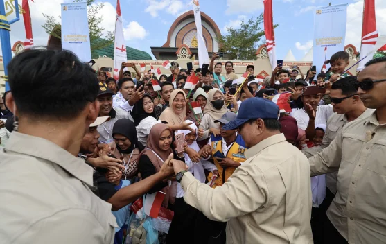 Presiden Prabowo di Bendungan Meninting saat peresmian, berinteraksi dengan warga