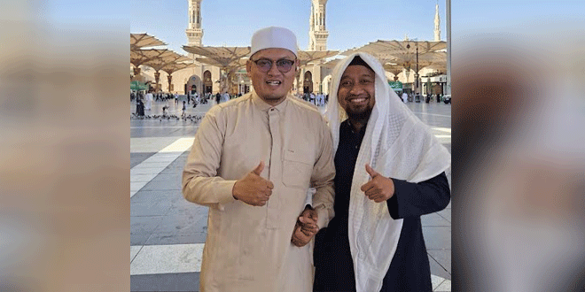 Ustadz Fadhli Sudiro berdoa bersama dr. Catur Prianwari di Tanah Suci