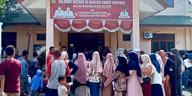 Pengunjung memilih paket bahan pangan murah di acara Gerakan Pangan Murah Leupung