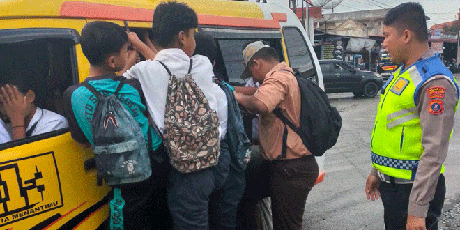 Personel Sat Lantas Polres Pematangsiantar memberi imbauan kepada sopir angkutan umum