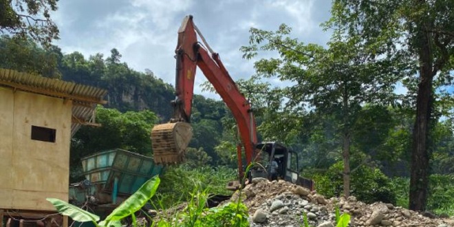 Alat berat dan stone crusher di lokasi tambang Desa Gumbot, Sipiongot