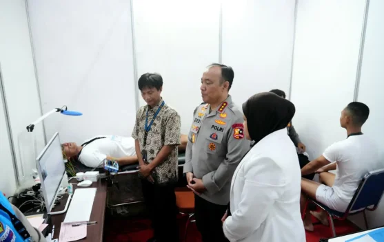 Wakapolri meninjau pemeriksaan kesehatan Taruna Akpol menggunakan alat medis digital di Gedung Serbaguna Akpol Semarang