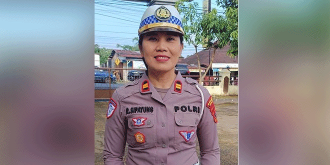 Petugas lalu lintas Polres Dairi melakukan penindakan pelanggaran di Sidikalang