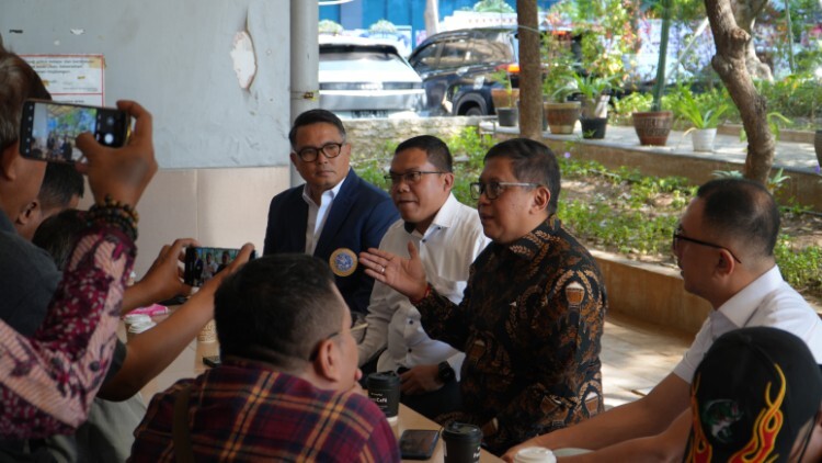 Sekjen PDI Perjuangan Hasto Kristiyanto berbicara pada sidang promosi doktor di Universitas Airlangga