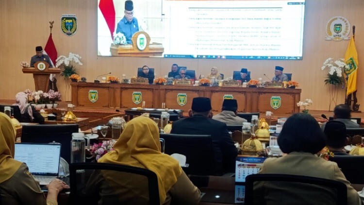Rapat paripurna DPRD Kota Madiun membahas Raperda Pertanggungjawaban APBD 2025 dan catatan Fraksi PDIP
