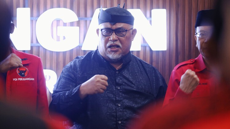 Saleh Ismail Mukadar berbicara saat tasyakuran relokasi kantor DPD PDI Perjuangan Jawa Timur
