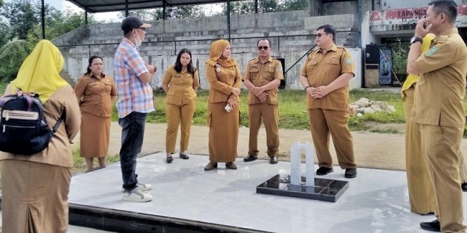 Persiapan upacara HUT Ke-81 di Lapangan Sepak Bola Dobana Serbalawan