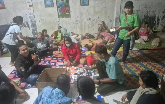 Petugas menyalurkan paket logistik bantuan di Desa Sipange, Tapanuli Tengah