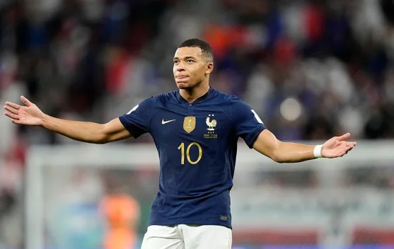 Kylian Mbappé mengangkat penghargaan Sepatu Emas Piala Dunia 2026