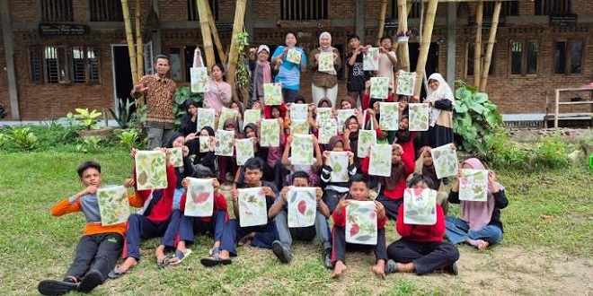 Siswa membuat ecoprint dengan teknik pounding menggunakan daun dan bunga lokal di SMP Swasta Alam Leuser