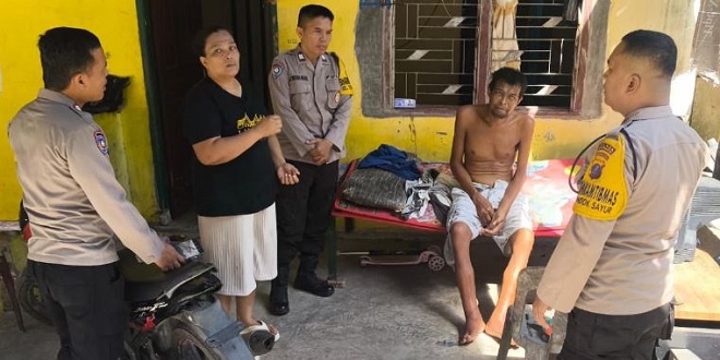 Anggota Polsek Siantar Martoba mengantar warga sakit ke Puskesmas Rami untuk berobat