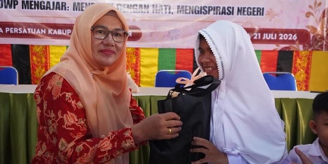 Ketua DWP Aceh Besar Nurbaiti berbicara di SLB Kota Jantho saat program DWP Mengajar