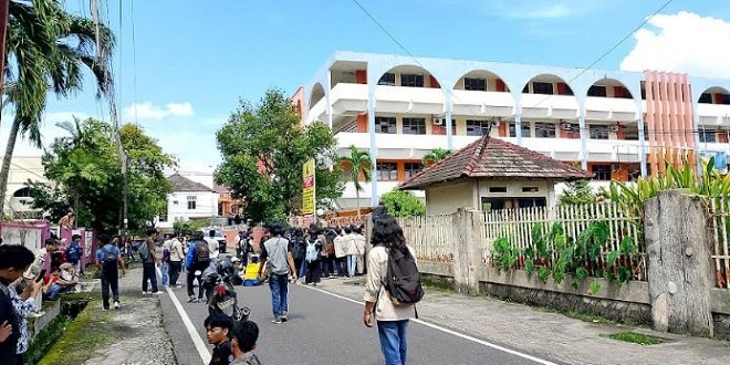 Mahasiswa berkumpul di depan gerbang kampus ISTP Medan saat pagar tertutup