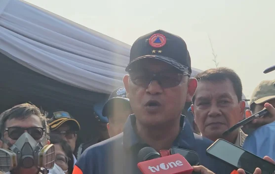 Asap tebal dari kebakaran TPA Jatiwaringin saat proses pemadaman