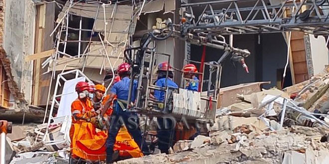 Tim SAR mengevakuasi korban dan reruntuhan rumah akibat ledakan di Kompleks Grand Polonia, Medan