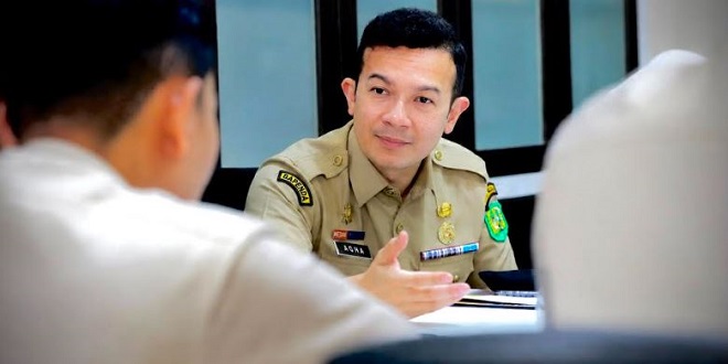 Petugas Bapenda melayani pembayaran PBB-P2 di kantor pemerintahan Medan
