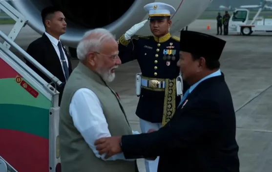 Presiden Prabowo menyambut PM Narendra Modi di anak tangga pesawat di Lanud Halim