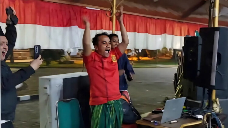 Warga menonton bareng final Piala Dunia di Pendopo Agung Bangkalan bersama Bupati
