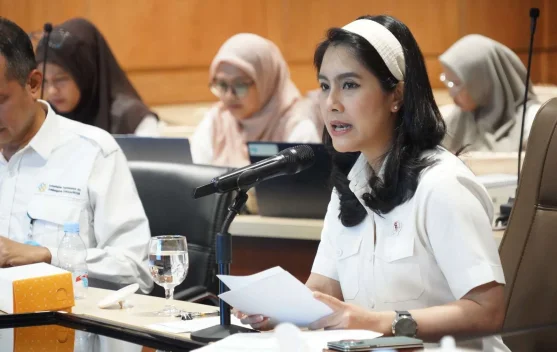 Pelayanan KB serentak BKKBN di Klinik KIAS Papua dengan akseptor menerima implan dan suntik