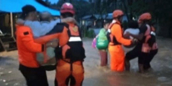 Evakuasi dan posko kesehatan akibat banjir di Tapanuli Tengah