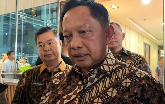 Ilustrasi akses layanan publik digital dengan sistem identitas kependudukan