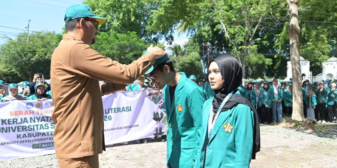 Staf Ahli Bupati bersama mahasiswa KKN USK di halaman Dekranasda Aceh Besar