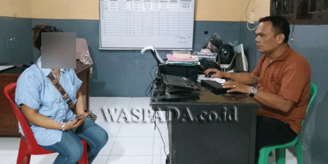 Petugas menyita botol minuman keras di sebuah kafe di Sei Berombang