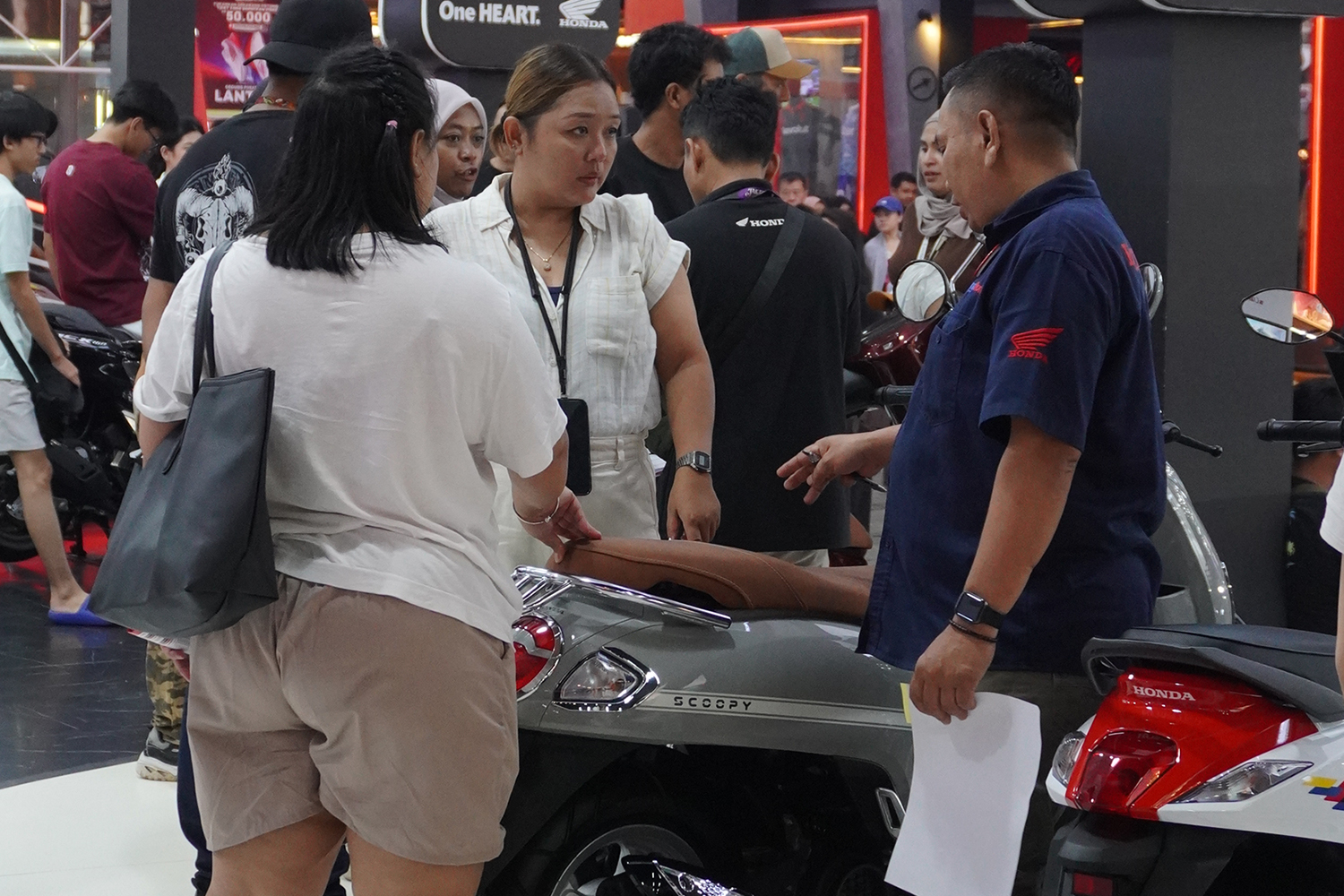 Booth Wahana Honda di Jakarta Fair Kemayoran 2026 menampilkan deretan sepeda motor Honda