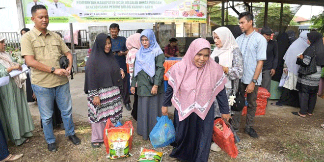 Warga mengantre beli paket sembako pada pasar murah di halaman Kantor Camat Darul Imarah