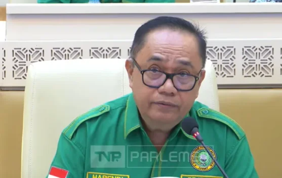 Ilustrasi kantor pertanahan dan proses digitalisasi dokumen pertanahan