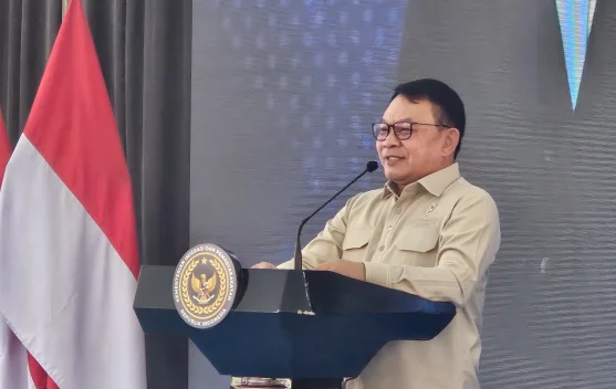 Presiden Prabowo menyerahkan smartboard di LPKA Kelas I Tangerang