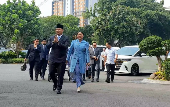 Sudaryono tiba di Istana Negara mengenakan jas hitam dan peci didampingi keluarga