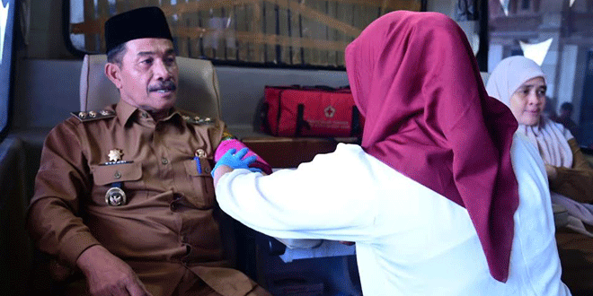 Wakil Bupati Aceh Besar memimpin cek kesehatan dan donor darah di Kantor Bupati Kota Jantho