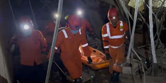Tim evakuasi dan alat berat bekerja di lokasi ledakan Kompleks Grand Polonia, Medan